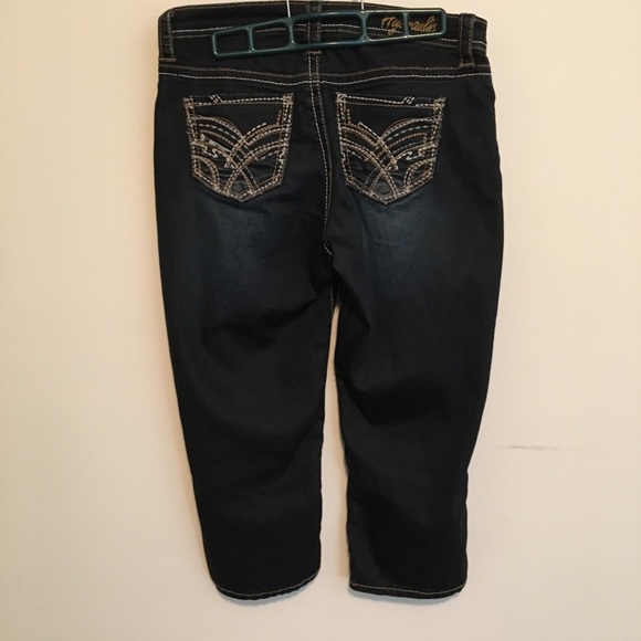 Hydraulic stretch mid rise capris - Picture 2 of 7